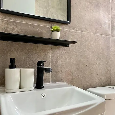 Stylish Apartment, Steps From The - El Greco No 10 شقة
