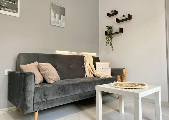 Stylish In Town, Walking Distance To The - No 10 *