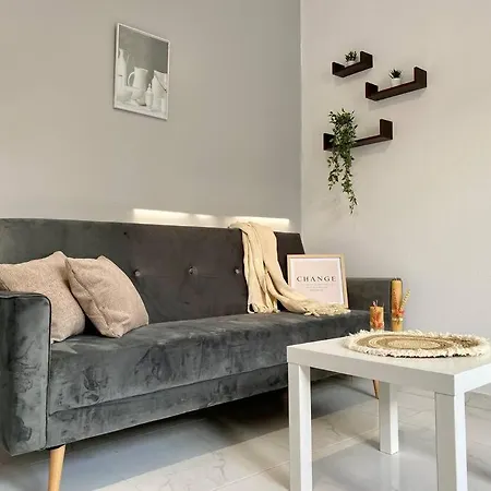 Stylish In Town, Walking Distance To The - No 10 *