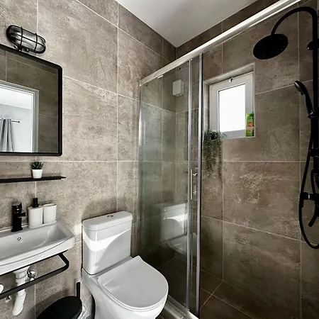 Apartment Stylish In Town, Walking Distance To The - No 10 *